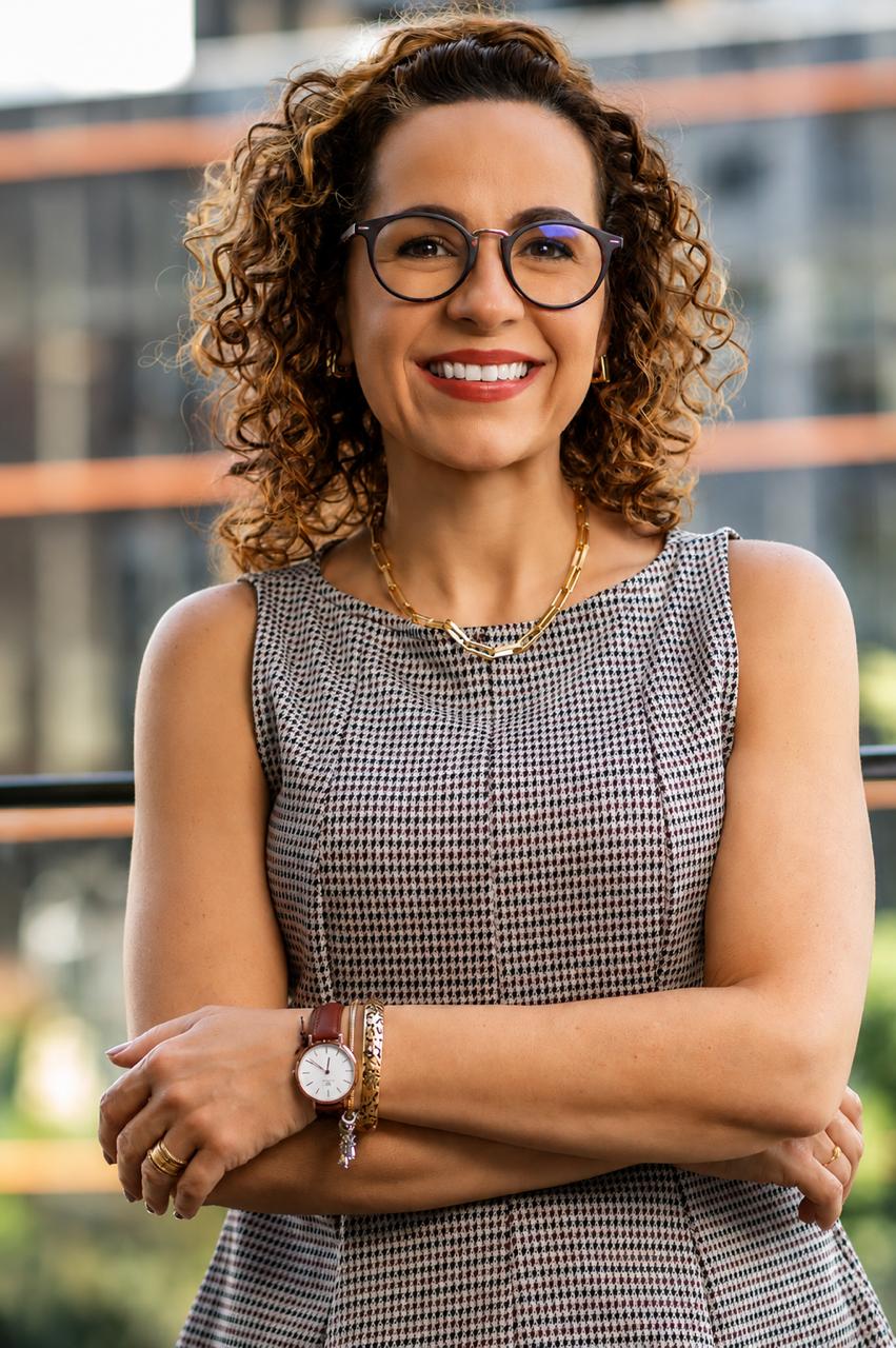 Retrato de Débora Weis, fundadora da Essência RH e mentora de líderes técnicos, sorrindo para a câmera